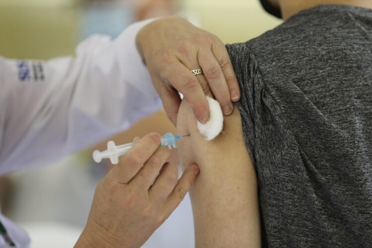 Vacina contra a gripe é gratuita mas 45% dos maringaenses não se imunizaram -Foto: Geraldo Bubniak/Arquivo AEN