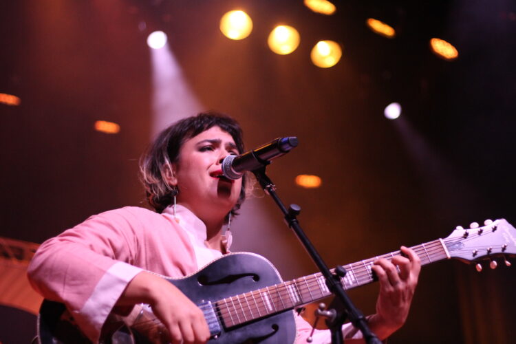 Apresentação de Bruna Lucchesi no teatro do Sesc Maringá (Crédito: Cristiano Martinez)