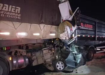 Seis pessoas morrem em carro prensado por duas carretas