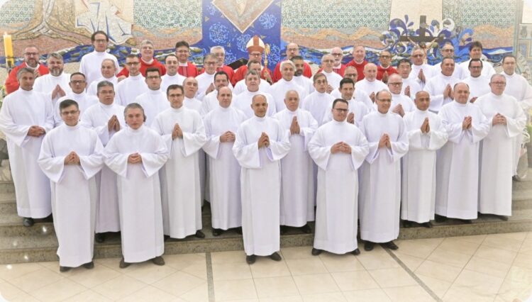 Os 40 novos diáconos, que são pessoas comuns da sociedade, passaram por seis anos de preparação   Foto: Arquidiocese de Maringá