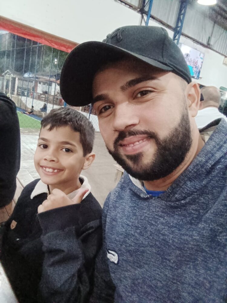 “Ser pai é ser o reflexo, o exemplo. No meu caso por ter um filho homem ele se apega bastante no que a gente faz”, é o que entende o representante comercial, Renato Felipe de Brito Oliveira, pai do Felipe - Foto: Arquivo da família
