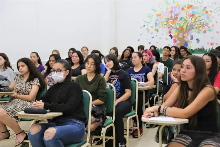 Cursinho pré-vestibular gratuito da Prefeitura tem 18 aprovados no vestibular de inverno da UEM