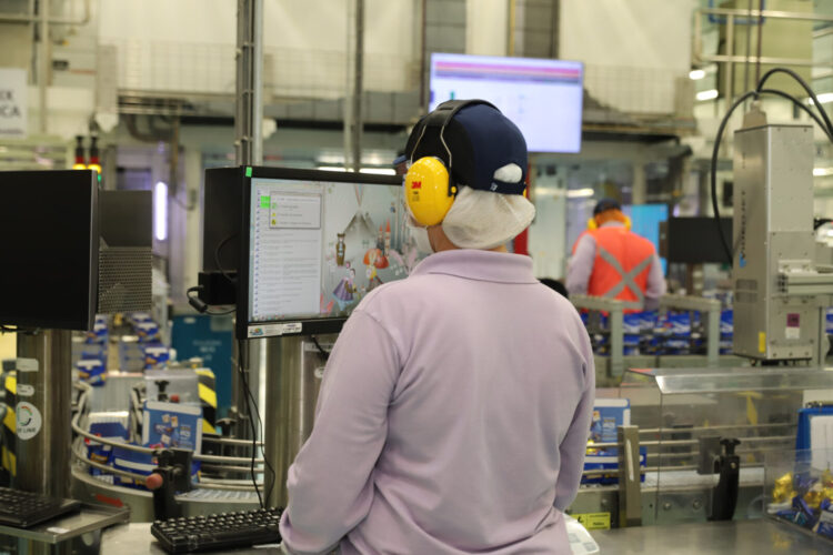 São 348 vagas para alimentador de linha de produção em Maringá, 6.342 oportunidades em todo o estado - Foto: Geraldo Bubniak/AEN