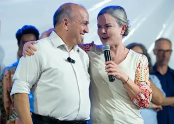 Humberto Henrique faz caminhada com Gleisi Hoffmann