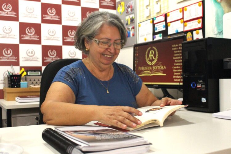 Angela Ramalho, trabalhando em sua editora (Crédito: Cristiano Martinez)