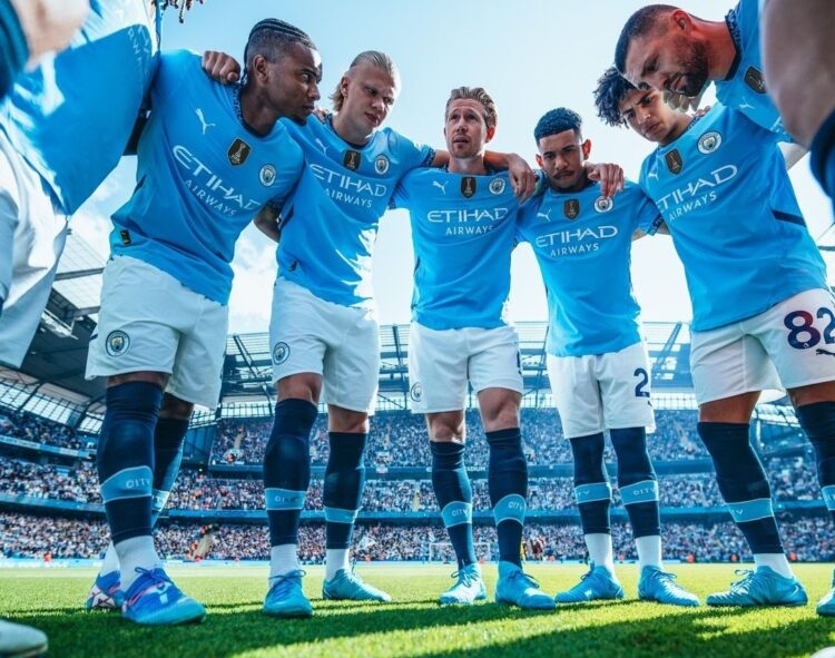 Manchester City começa a ser julgado por suposta violação às regras de fair play financeiro na Inglaterra - Foto: Rede social/Man. City