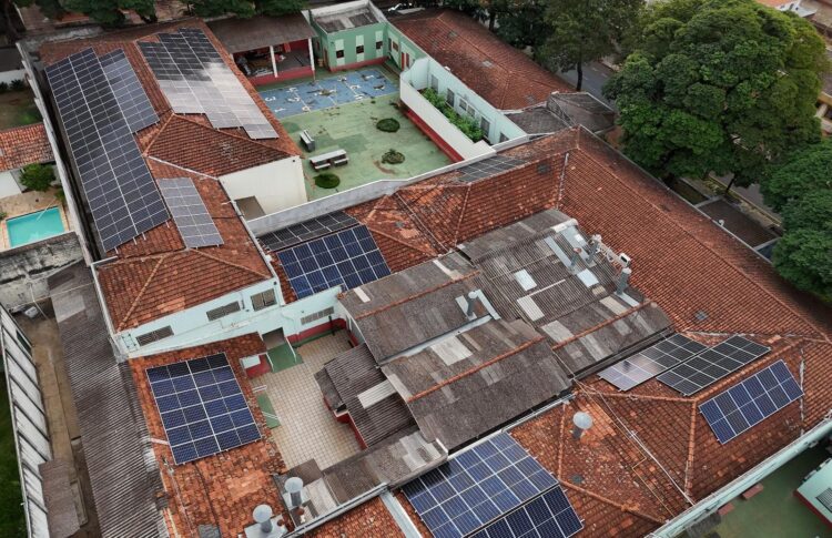 O Hospital Psiquiátrico de Maringá acabou de ser beneficiado com a instalação de 192 placas fotovoltaicas, 62 lâmpadas LED e 8 equipamentos de ar condicionado - Foto: Assessoria