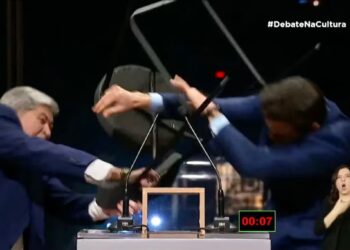 Datena dá cadeirada em Marçal durante debate na TV