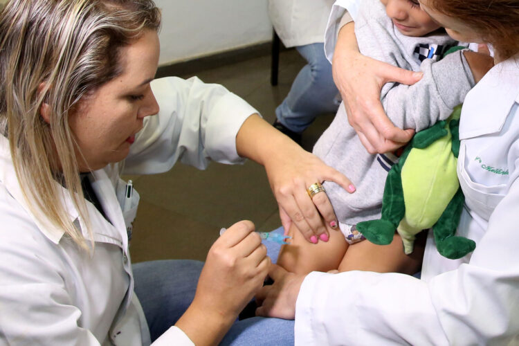 O esquema vacinal será com a 1ª dose (2 meses de idade); 2ª dose (4 meses); 3ª dose (6 meses) e uma dose de reforço aos 15 meses de idade - Foto: Jaelson Lucas/Arquivo AEN