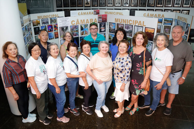 Alunos da Unati/UEM em sua 1ª exposição fotográfica (Crédito: Assessoria de Imprensa/CMM)