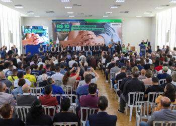 O governador Carlos Massa Ratinho Junior assinou o repasse de R$ 10 milhões anuais para instituições sociais dentro do Programa de Atenção às Pessoas em Situação de Uso Prejudicial de Álcool e Outras Drogas - Foto: Geraldo Bubniak/AEN