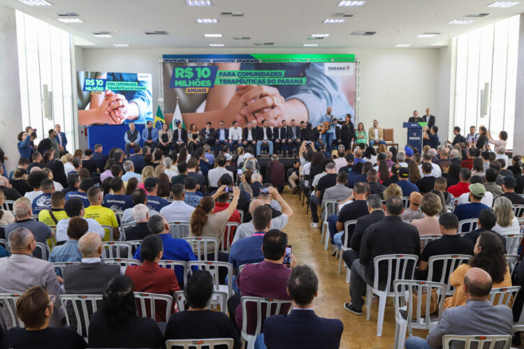 O governador Carlos Massa Ratinho Junior assinou o repasse de R$ 10 milhões anuais para instituições sociais dentro do Programa de Atenção às Pessoas em Situação de Uso Prejudicial de Álcool e Outras Drogas - Foto: Geraldo Bubniak/AEN