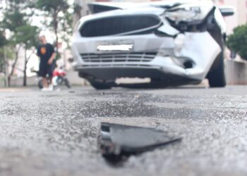 Carro ficou com a frente destruída (Crédito: Cristiano Martinez)