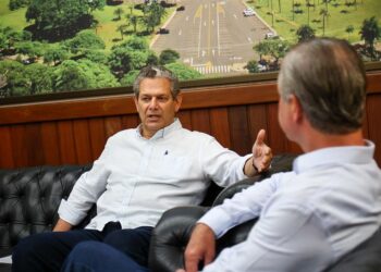 Silvio Barros (à esq.) conversa com Ulisses Mais no gabinete do prefeito (Crédito: Assessoria)