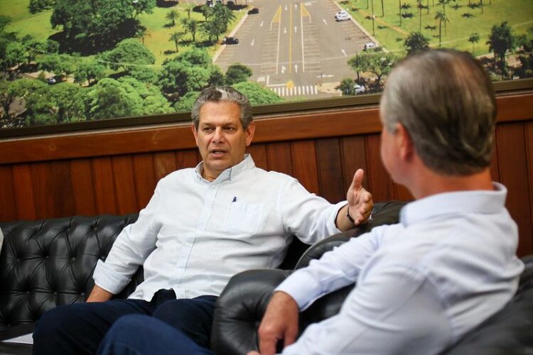 Silvio Barros (à esq.) conversa com Ulisses Mais no gabinete do prefeito (Crédito: Assessoria)