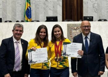 Débora e Beatriz são homenageadas pela Assembleia - Foto: Divulgação