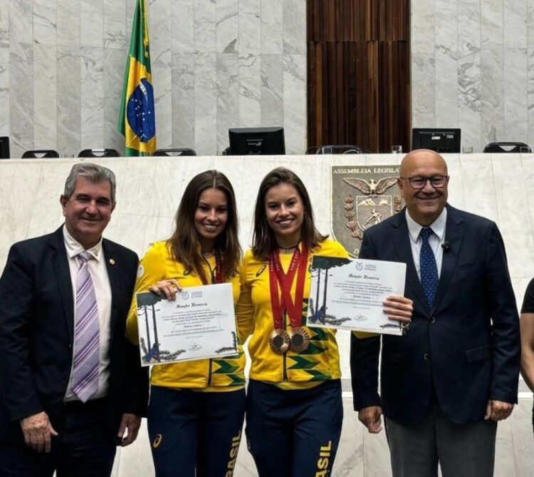 Débora e Beatriz são homenageadas pela Assembleia - Foto: Divulgação