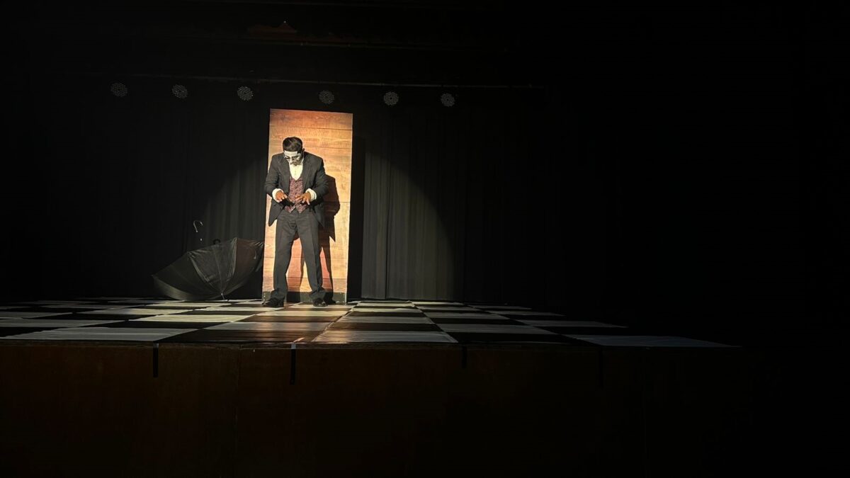 Claudeir Fidélis no palco é a arte como ferramenta de tratamento penal e reintegração social