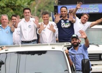 Ratinho participa de carreata com Garbúggio