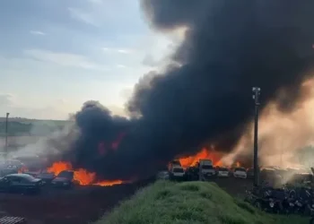 incêndio em pátio de quartel da PM destrói cerca de 70 carros