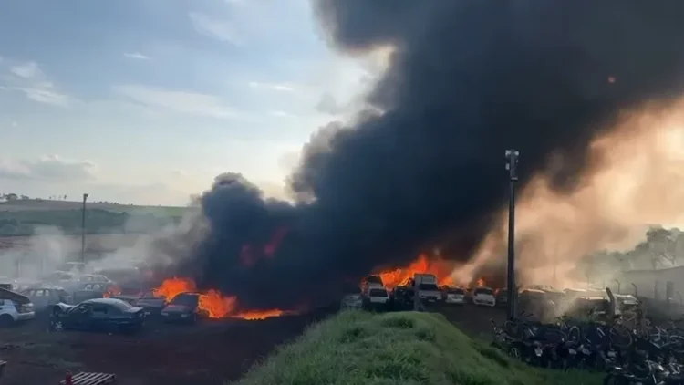 incêndio em pátio de quartel da PM destrói cerca de 70 carros