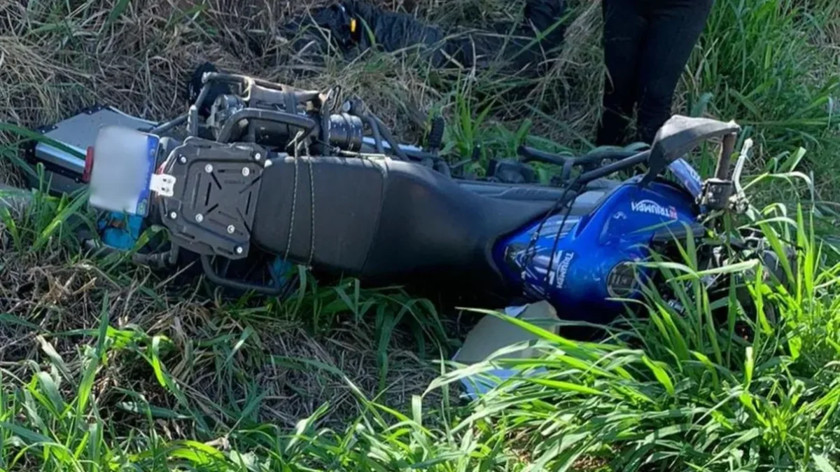 Motociclista de Maringá morre ao bater de frente em um bitrem com sua Triumph Tiger 800 de frente em uma carreta Foto: TN Online