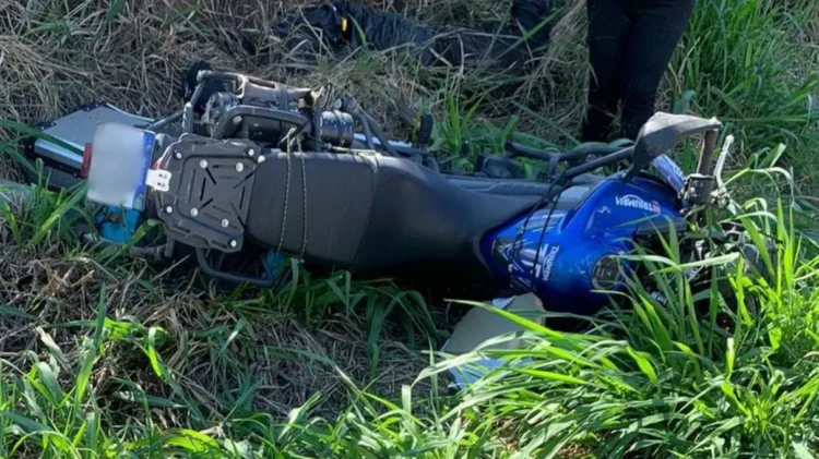 Motociclista de Maringá morre ao bater de frente em um bitrem com sua Triumph Tiger 800 de frente em uma carreta Foto: TN Online