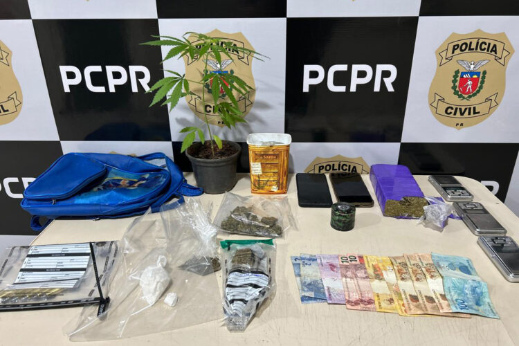 Os policiais também localizaram três balanças de precisão, celulares, dinheiro, sete munições de calibre 38 e três veículos  - Foto: PCPR