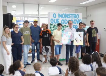 Prefeito Ulisses Maia participou da cerimônia de inauguração do novo espaço e destacou a importância do local para formação de leitores (Crédito: Fabio Reina/PMM)