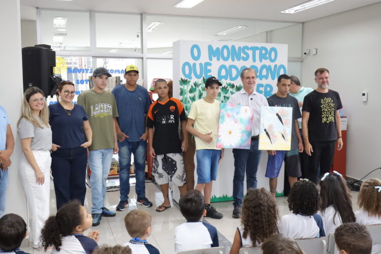 Prefeito Ulisses Maia participou da cerimônia de inauguração do novo espaço e destacou a importância do local para formação de leitores (Crédito: Fabio Reina/PMM)