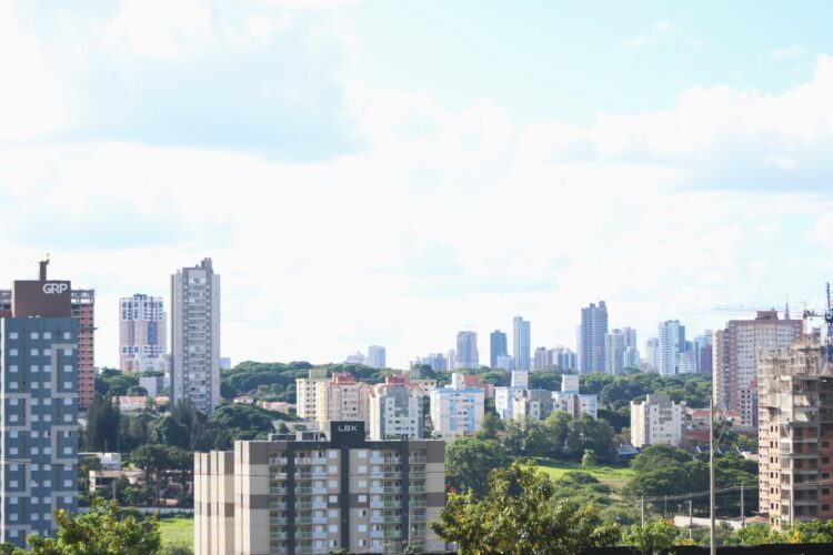 Paisagem urbana de Maringá, vista da região do antigo aeroporto (Crédito: Cristiano Martinez)