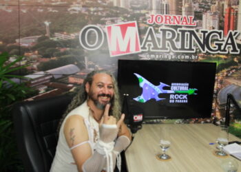 Artista nos estúdios do jornal O Maringá (Crédito: Gabriel Tazinasso)