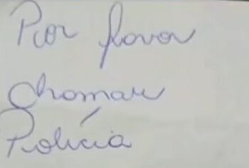 Mulher escreve bilhete em posto de combustível pedindo socorro