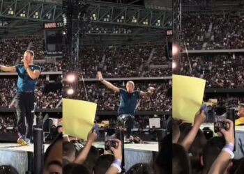 Cantor Chris Martin cai em buraco no palco durante show