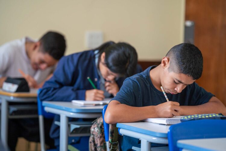 A medida visa atender famílias que ainda não conseguiram regularizar a situação e garantir o acesso à educação para o ano letivo de 2025 - Foto: Lucas Fermin/SEED-PR