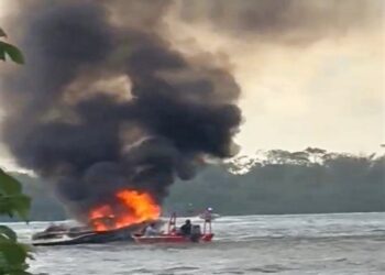 fogo em lancha obriga adultos e crianças a pular no Rio Paraná