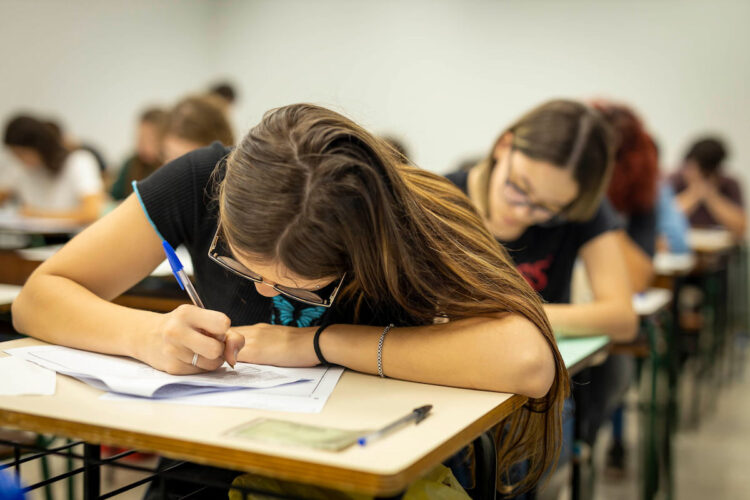 A oferta é de 892 vagas de graduação para ingresso na universidade em 2025 - Foto: UEM