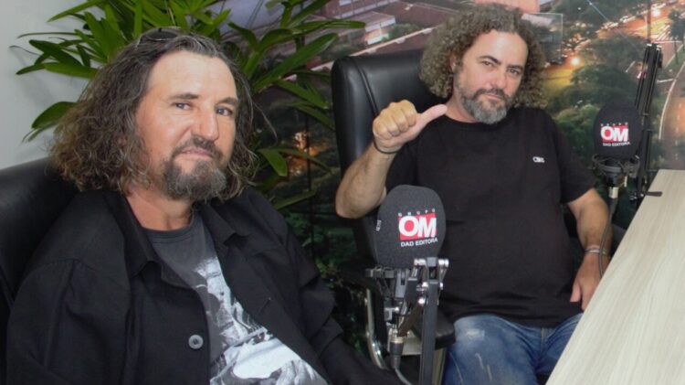 Marcos e Luciano no estúdio do jornal (Crédito: Gabriel Tazinasso)