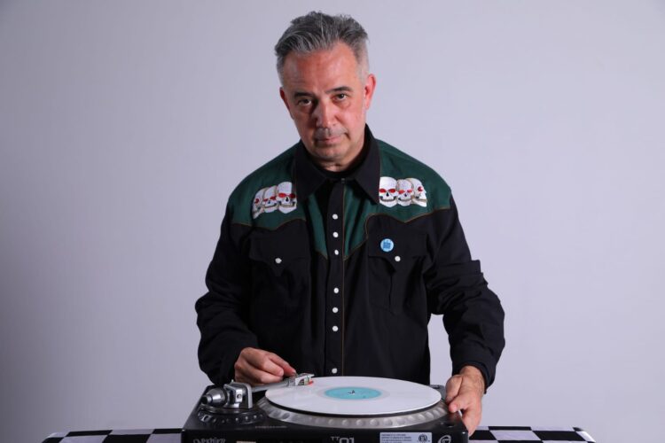 DJ Andye Iore vem com postpunk, punk, 80s, rockabilly, hard glam (Crédito: Divulgação)