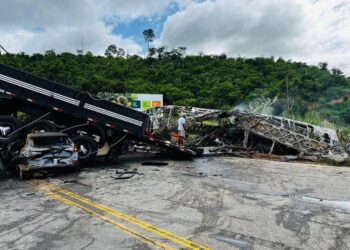 acidente com ônibus, carreta e carro em Teófilo Otoni