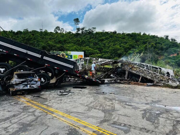 acidente com ônibus, carreta e carro em Teófilo Otoni