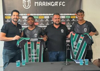 Vitor Mazzer e Tiago Reinis apresentam os atacantes Ronald Barcellos e Gledson Junior. Assessoria/Maringá FC.