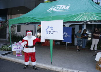 drive-thru solidário na frente da Acim