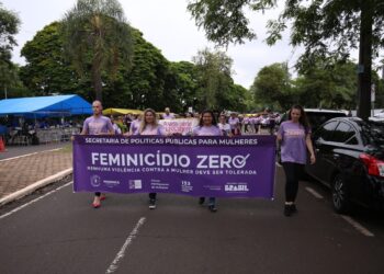 Os maringaenses participaram de um ato público pelo fim da violência contra a mulher - Foto: Fábio Reina/Pref. de Maringá