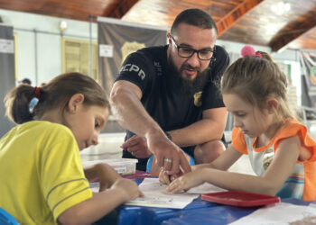 Por meio de jogos, brincadeiras e oficinas, as crianças aprendem de forma envolvente sobre temas como prevenção ao uso de drogas, combate ao bullying e respeito às leis - Foto: Gabrielle Sversut/SESP-PR