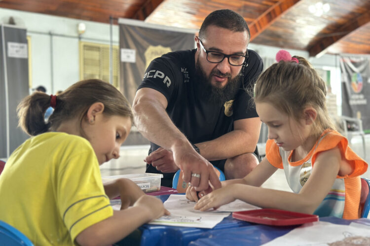 Por meio de jogos, brincadeiras e oficinas, as crianças aprendem de forma envolvente sobre temas como prevenção ao uso de drogas, combate ao bullying e respeito às leis - Foto: Gabrielle Sversut/SESP-PR