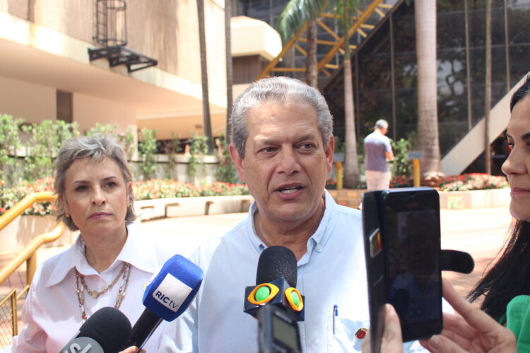 Ao lado de Sandra Jacovós, Silvio Barros atende a imprensa na entrada da Prefeitura (Crédito: Cristiano Martinez)