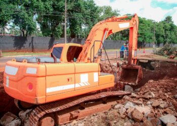 Obras preveem a implantação de um dreno natural, um tubo de 2,20 metros, novas bocas de lobo e ampliação de mais 250 metros de galerias pluviais - Foto: Rafael Macri/Pref. de Maringá