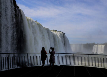 O Paraná se destaca por destinos como Foz do Iguaçu, Ilha do Mel, Londrina, Maringá e Ponta Grossa, que oferecem uma combinação de belezas naturais e turismo de aventura - Foto: Ari Dias/AEN