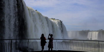 O Paraná se destaca por destinos como Foz do Iguaçu, Ilha do Mel, Londrina, Maringá e Ponta Grossa, que oferecem uma combinação de belezas naturais e turismo de aventura - Foto: Ari Dias/AEN